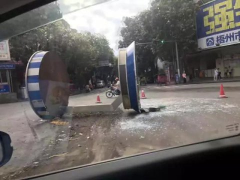 交通崗亭“橫躺”馬路上，究竟怎么回事？