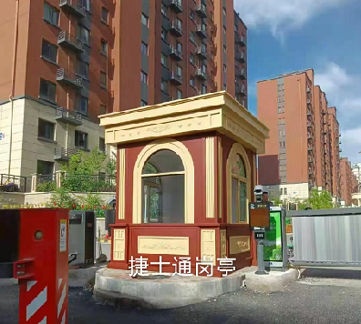 前方什么這么晃眼？哎呦，竟然是新型亮眼的保安亭
