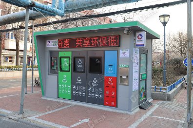 捷士通生產(chǎn)的本批次垃圾分類房采用了4個頭口的設計，配備了電子屏和積分系