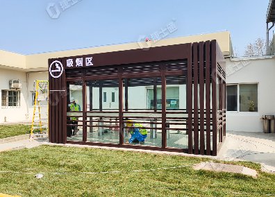 捷士通設(shè)計(jì)和生產(chǎn)的吸煙亭適用于工廠內(nèi)部，為員工提供一個(gè)方便的吸煙場(chǎng)所